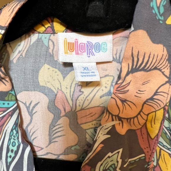 LuLaRoe Valentina button up shirt. NWOT XL - Picture 3 of 4